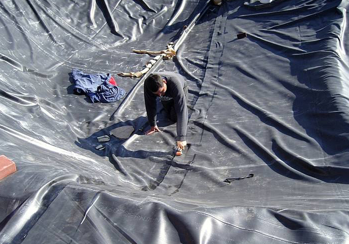 在垃圾填埋工程中保护HDPE防渗膜不被破坏尤为重要?