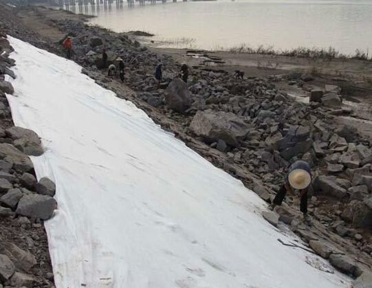 为什么要减少土工膜现场拼接量?