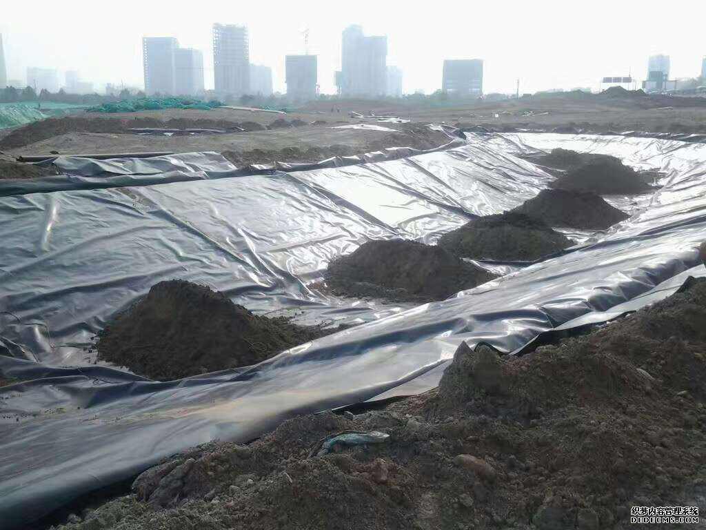 复合土工膜连接采用膜焊布缝的方式如何进行?