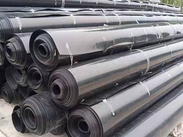 防渗土工合成材料主要包括复合土工膜和天然钠基膨润土防水毯(GCL)。