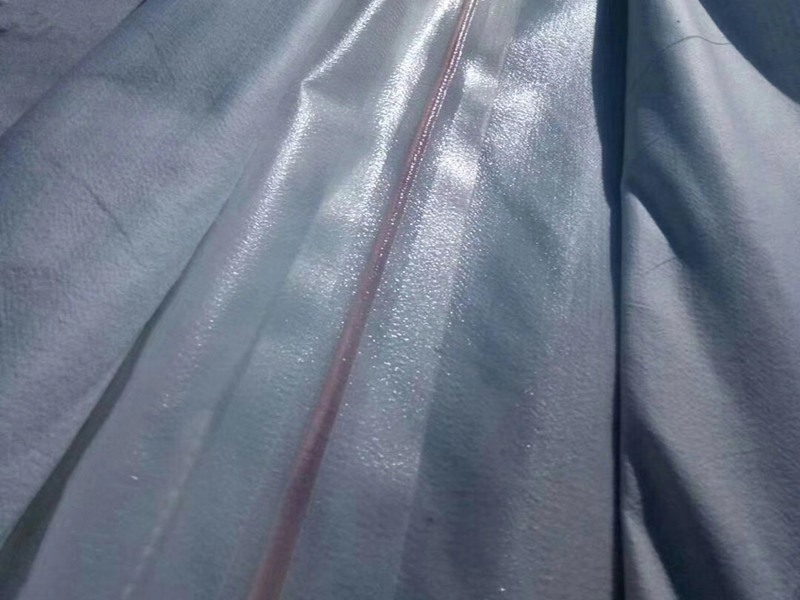 369.50m高程的坝体选择什么规格的复合土工膜合适?