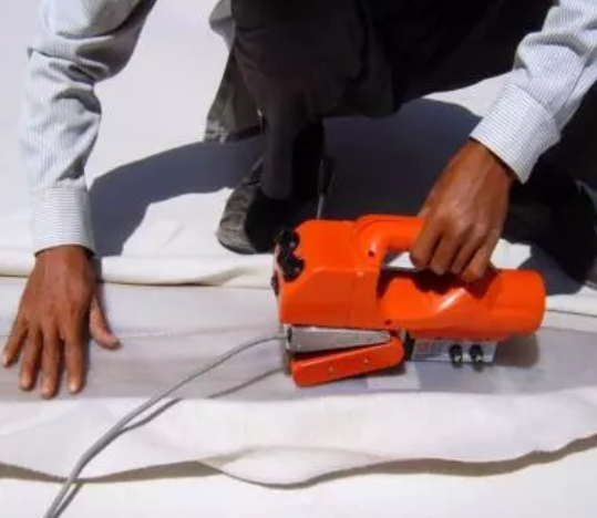 复合土工膜与土工膜焊接有什么不同之处?