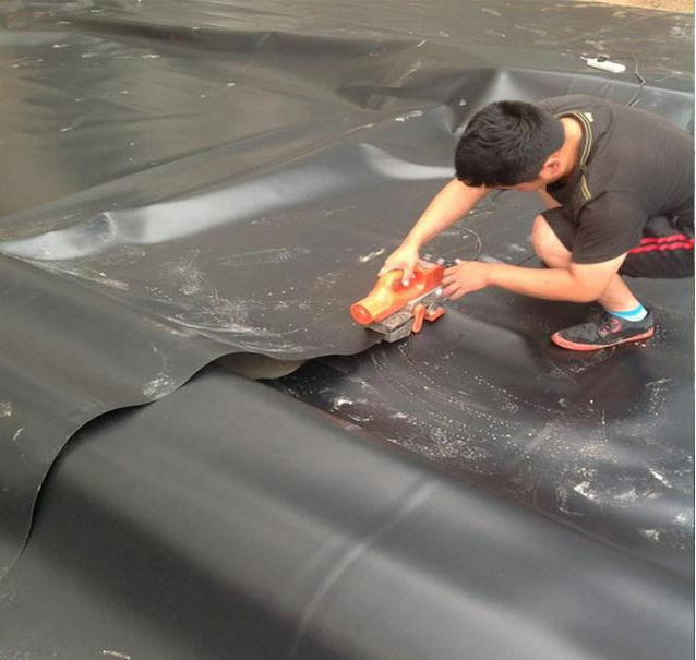 HDPE防渗膜焊缝搭接面需要保持干净吗?